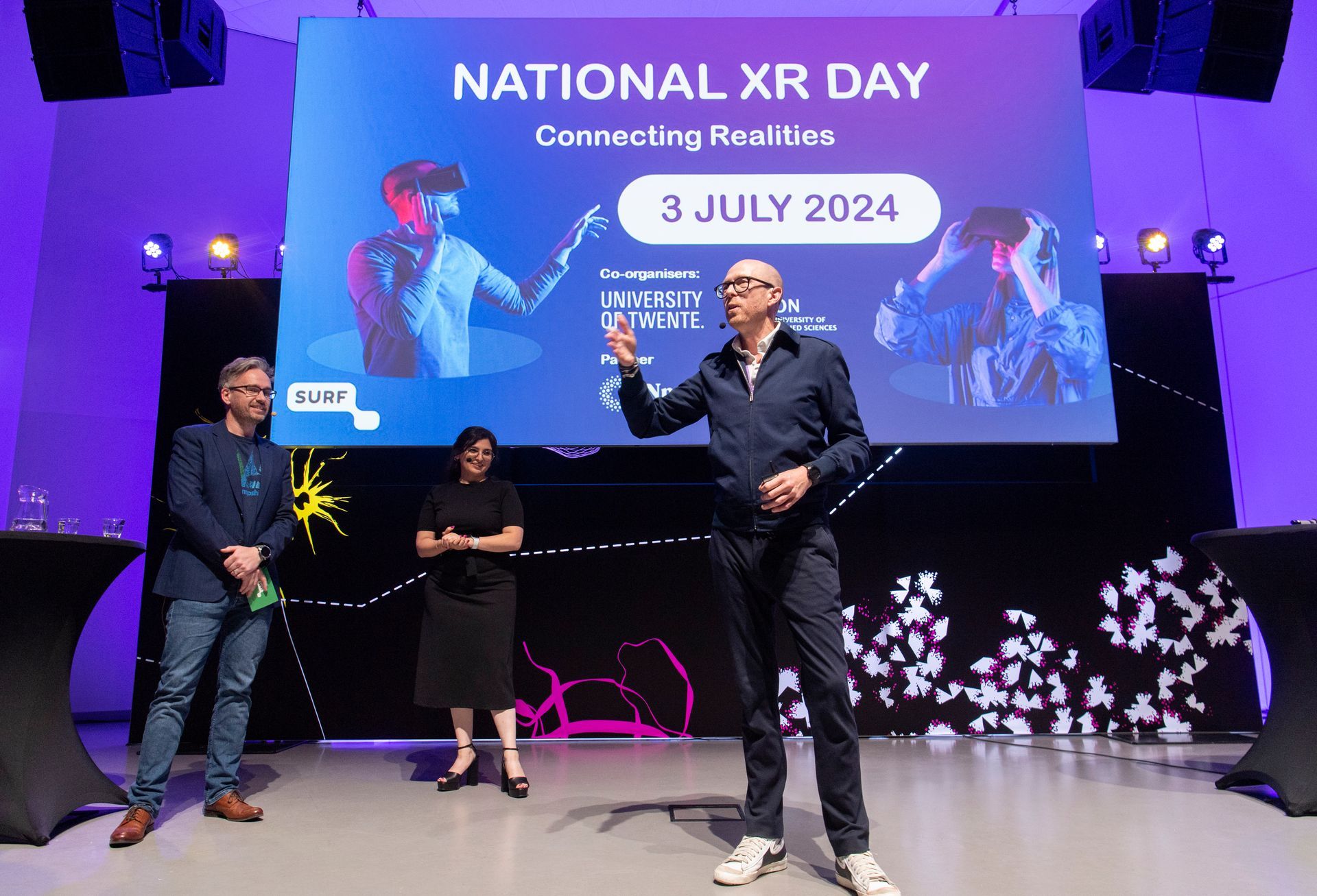 Spreker op het podium tijdens National XR Day, deel van een inspirerend programma, verzorgd door Plan X Events.