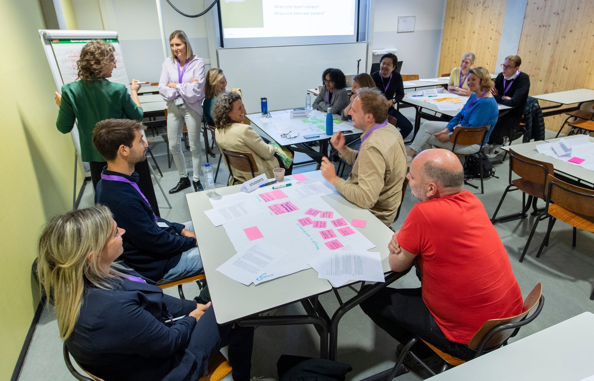 Een groep mensen in een vergadering bij National XR Day van Surf, georganiseerd door Plan X Events