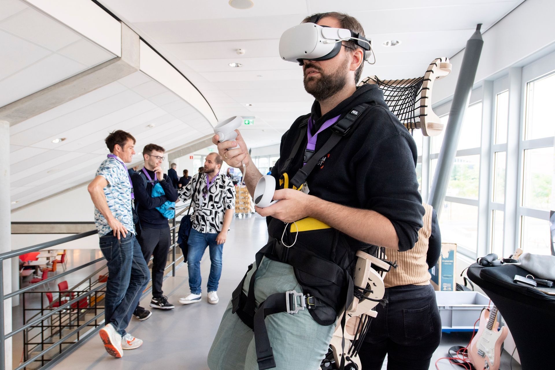 Man met VR-bril tijdens National XR Day, een dag vol workshops, keynotes en demo’s, georganiseerd door Plan X Events.