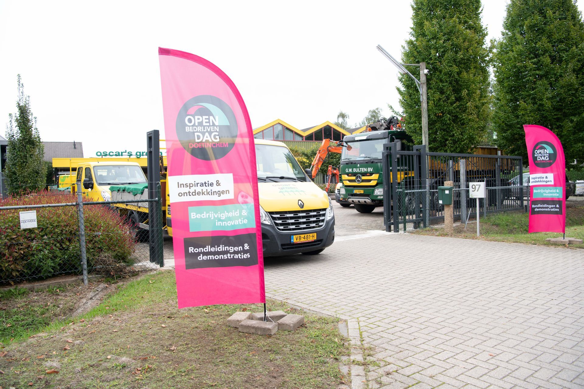 OPD-vlaggen bij een bedrijf tijdens Open Bedrijvendag Doetinchem, volledig georganiseerd en gecoördineerd door Plan X Events.