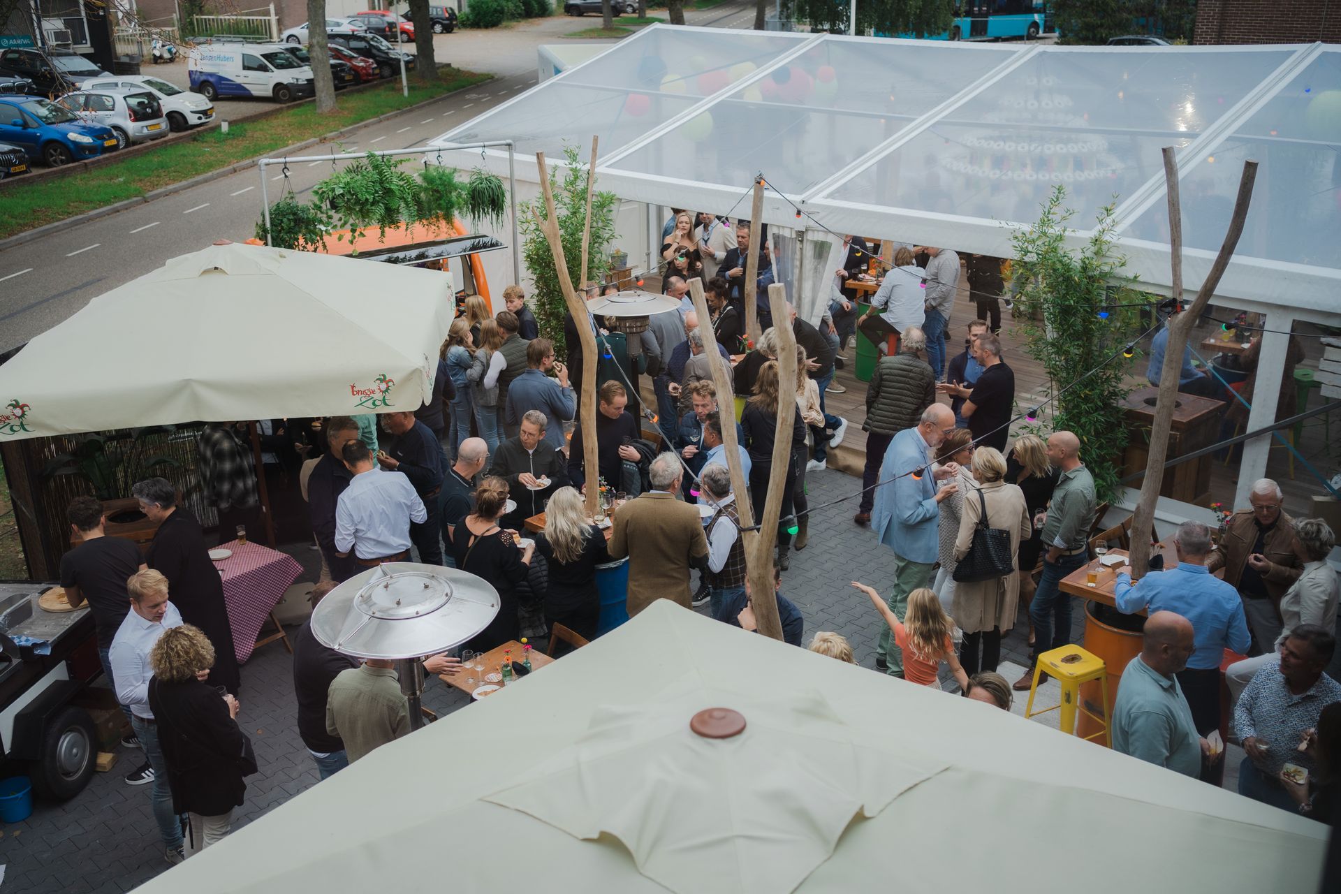 Gasten socializen in een tent tijdens Open Bedrijvendag Doetinchem, volledig georganiseerd door Plan X Events.