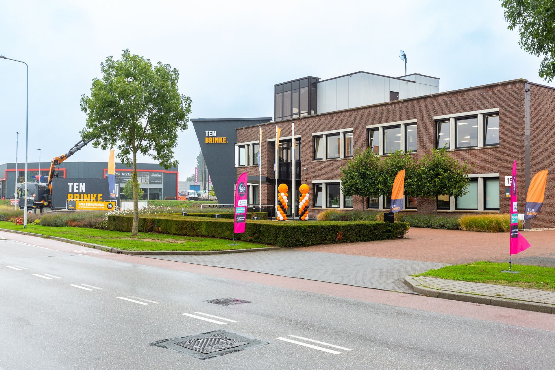 OPD-vlaggen bij een bedrijf tijdens Open Bedrijvendag Doetinchem, volledig georganiseerd en gecoördineerd door Plan X Events.