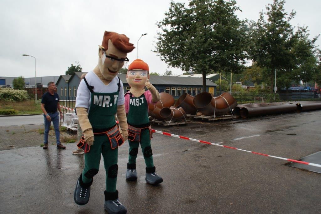Twee mascottes in overalls verwelkomen bezoekers tijdens Open Bedrijvendag Doetinchem, georganiseerd door Plan X Events.