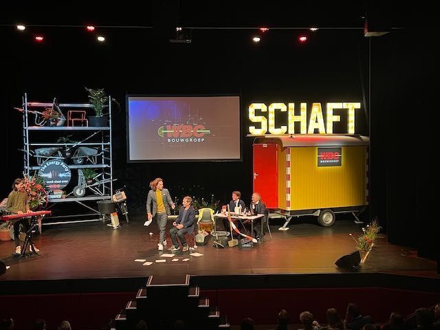 Theateroptreden tijdens het relatie- en personeelsevent van WBC Bouwgroep, geproduceerd door Plan X Events