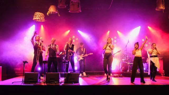 Band treedt op tijdens het relatie- en personeelsevent van WBC Bouwgroep, georganiseerd door Plan X Events.