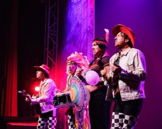 Toneeloptreden tijdens het medewerkersfeest en jubileumviering van WBC Bouwgroep, volledig georganiseerd door Plan X Events.