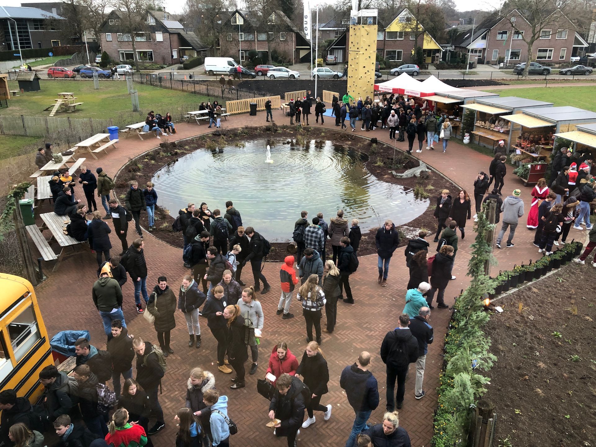 Winterfair van Zone College, georganiseerd door Plan X Events: overzicht van de drukbezochte kerstmarkt w