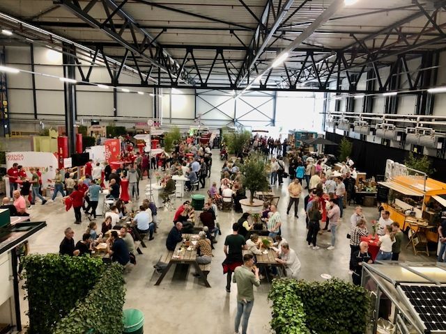 Bezoekers van de Rensa Open Deurendag volgen rondleidingen, volledig georganiseerd door Plan X Events.