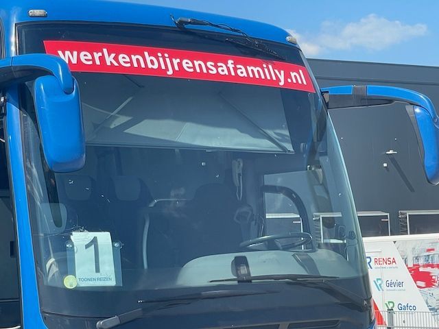 Twaalf Rensa-bussen in Rensa-stijl bij vertrekpunt voor Open Deurendag, volledig georganiseerd door Plan X Events.