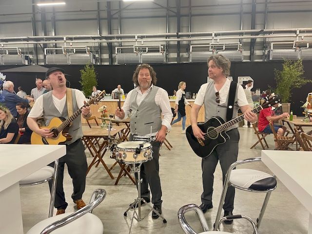 Live muziek op het festivalplein van Rensa Family Company tijdens de Open Deurendag, georganiseerd door Plan X Events.