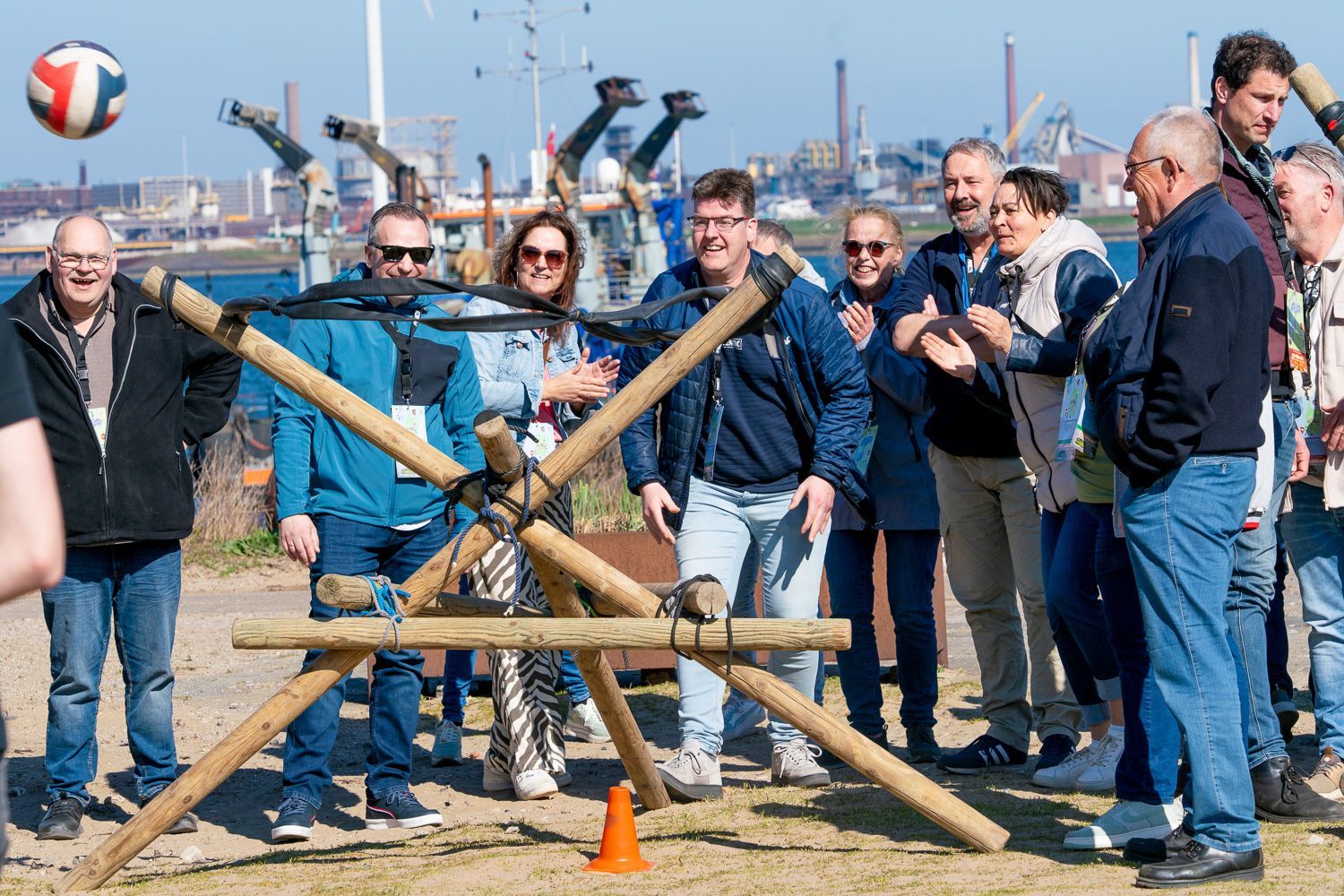 Medewerkers bij teambuildingactiviteiten tijdens het jubileum van Gevel Design Beek, georganiseerd door Plan X Events