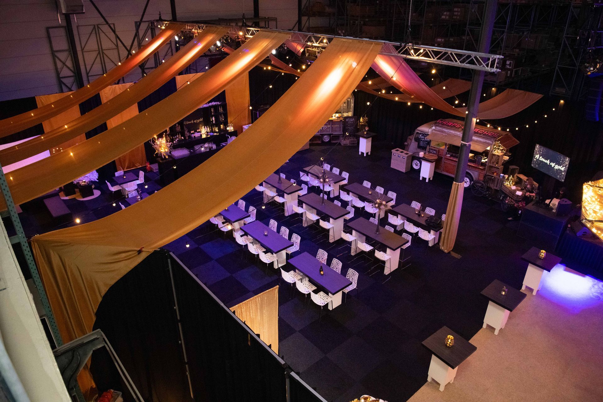 Feestelijk ingerichte bedrijfshal van Kaemingk tijdens A Touch of Gold, georganiseerd door Plan X Events