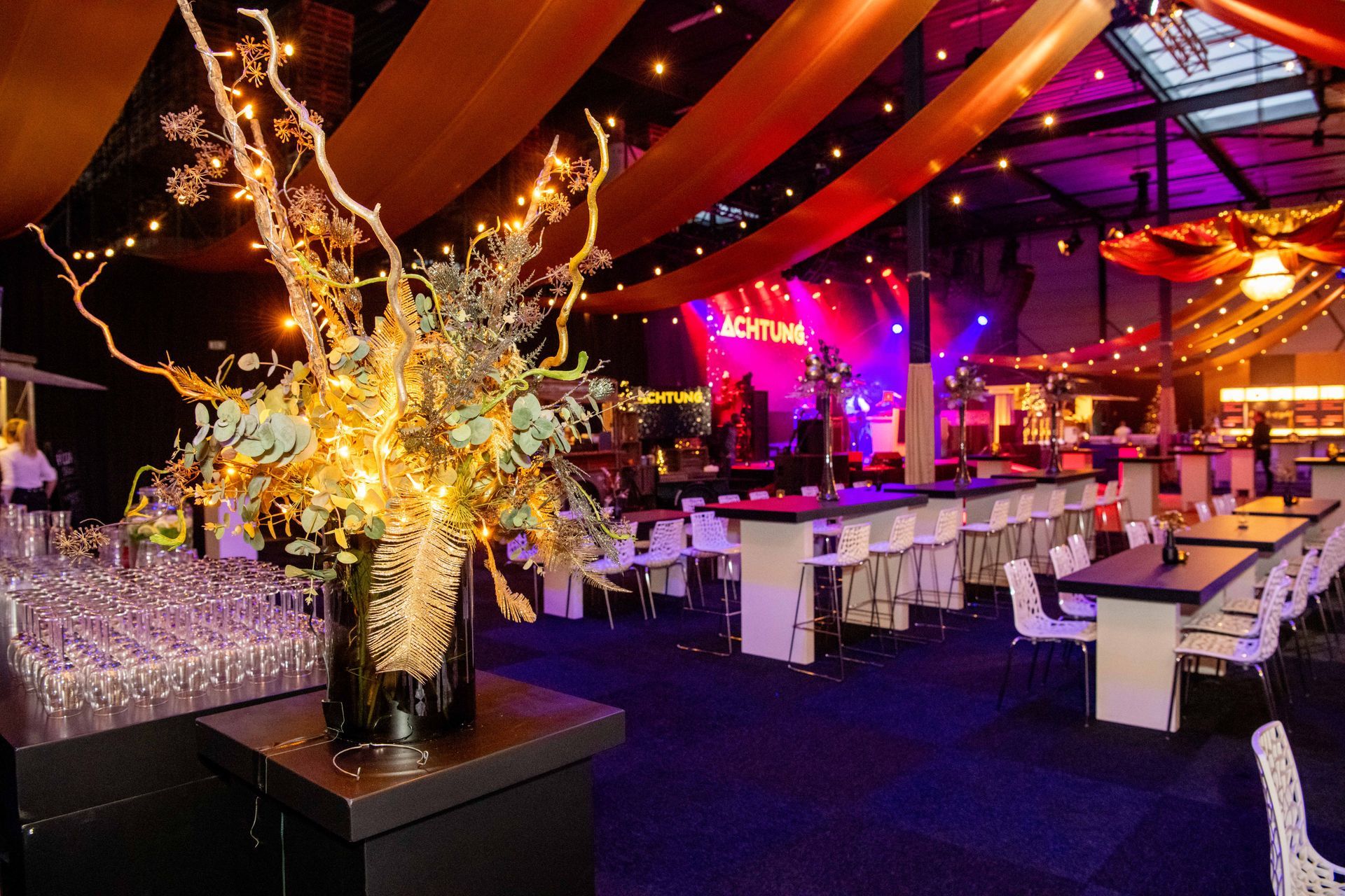 Feestelijk ingerichte bedrijfshal van Kaemingk tijdens A Touch of Gold, georganiseerd door Plan X Events