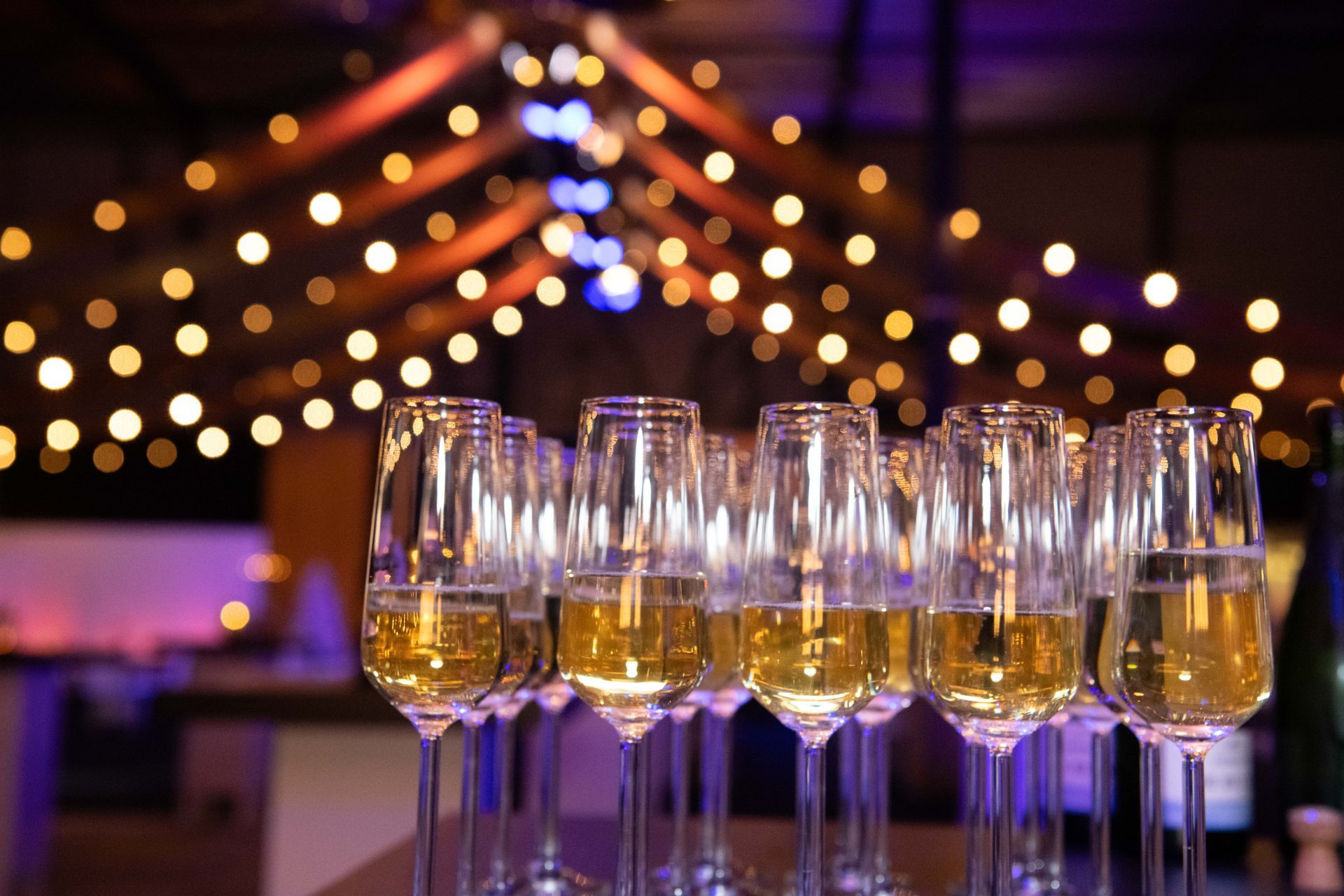 Gedekte tafel met champagne tijdens A Touch of Gold, geproduceerd door Plan X Events