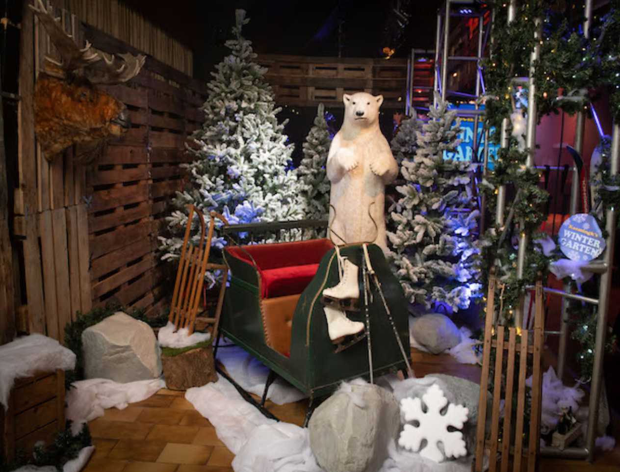 Winterse Photo Booth met arrenslee en ijsbeer tijdens Winterfestival van Kaemingk, ingericht door Plan X Events