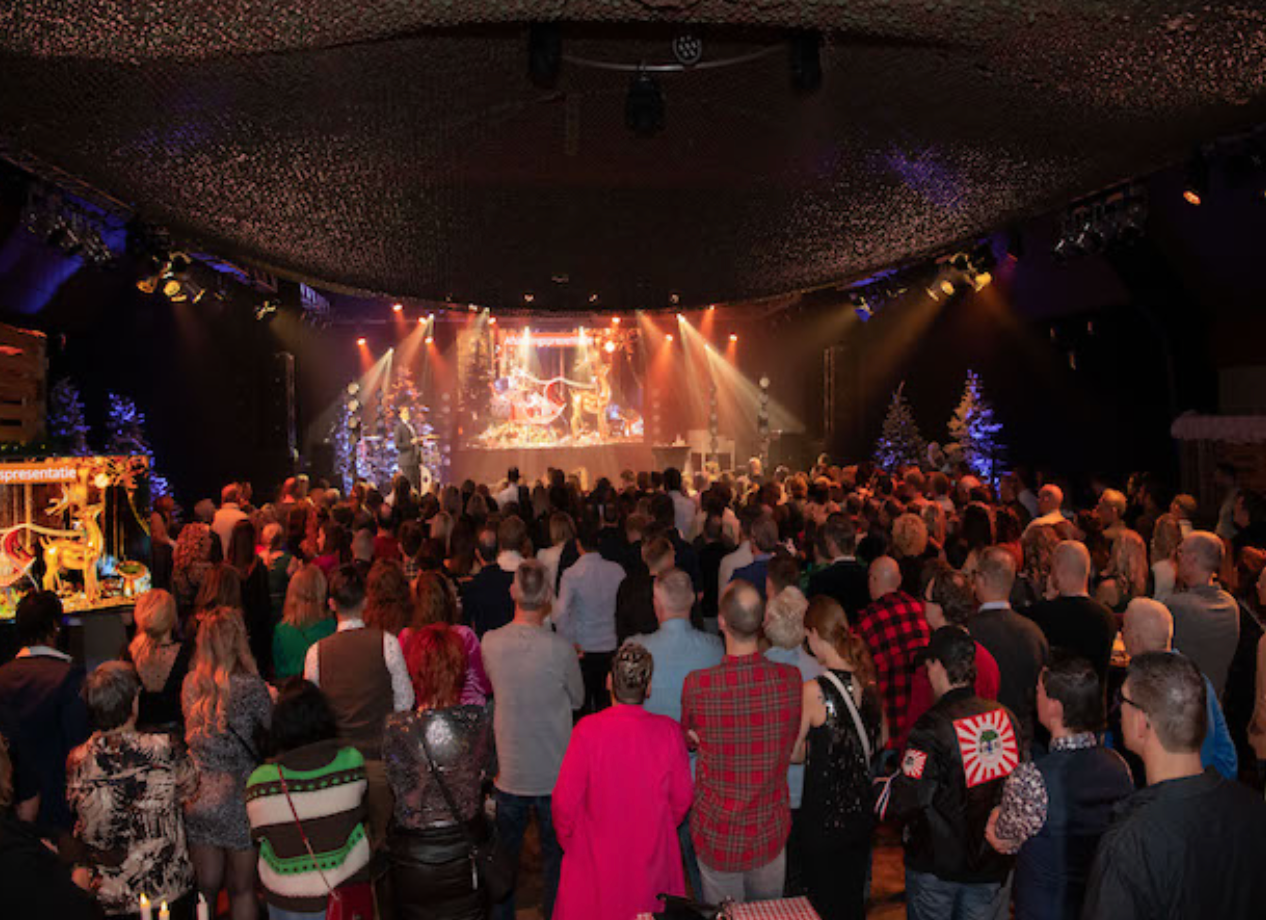 Zaal vol medewerkers tijdens Kaemingk eindejaarspresentatie in winterfestivalsfeer, georganiseerd door Plan X Events