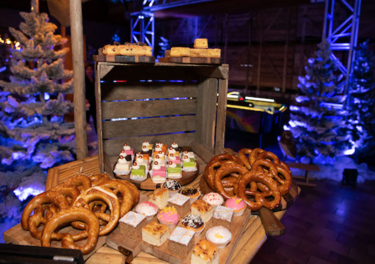 Winterse zoete snacks zoals pretzels en gebak op foodplein tijdens Winterfestival, verzorgd door Plan X Events