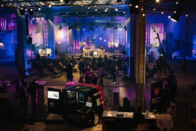 Overzicht van podium, zaal en publiek tijdens The Future of Us, hybride congres volledig geproduceerd door Plan X Events.