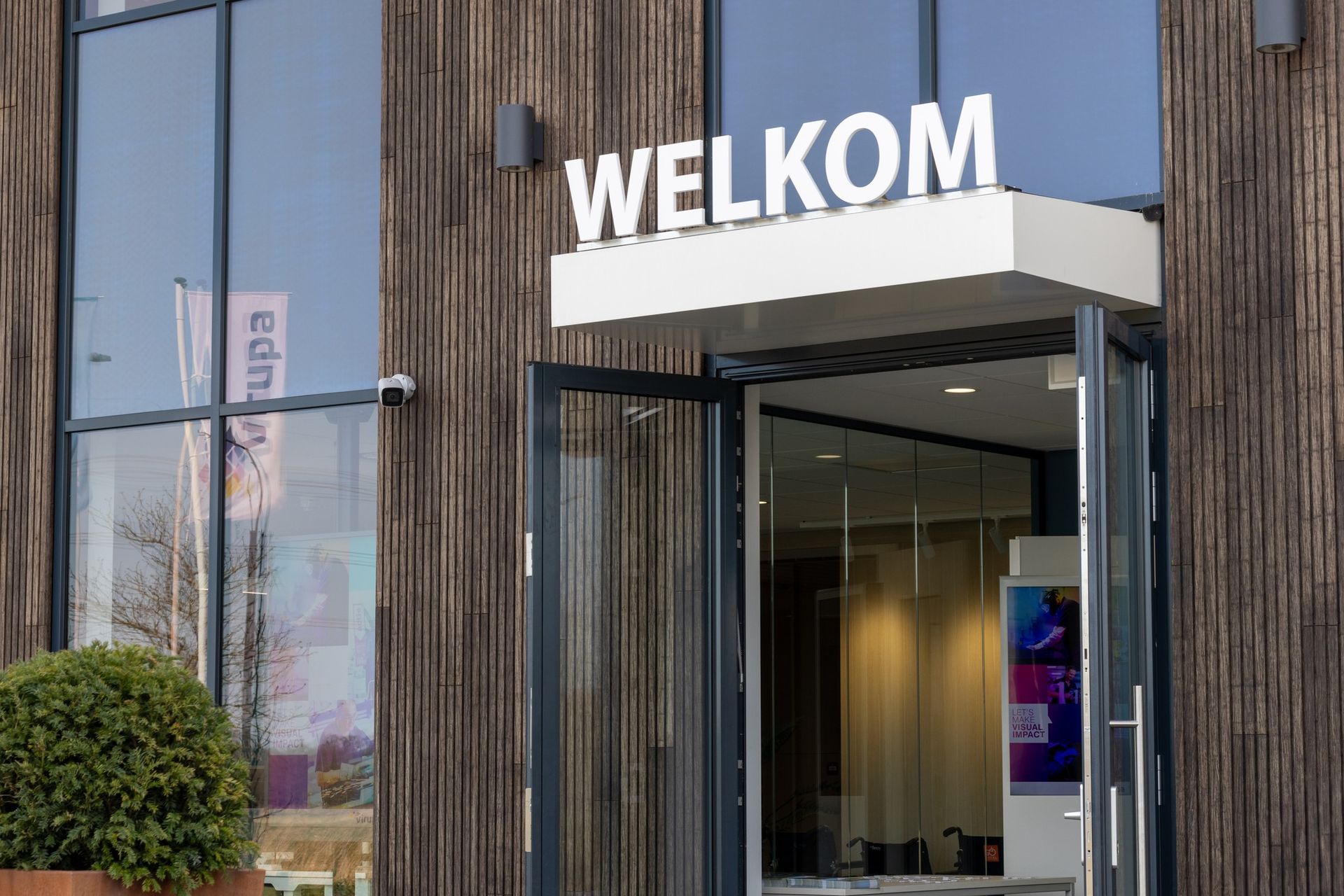 Ingang van het Virupa-gebouw tijdens de Open Dagen, begeleid door Plan X Events.