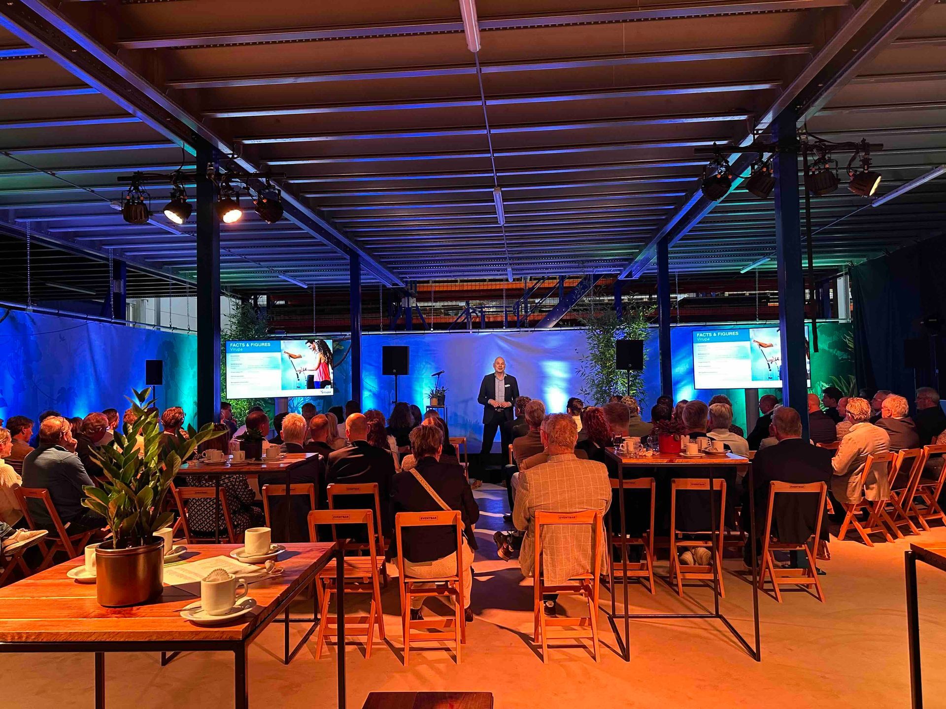 Spreker presenteert tijdens Virupa Open Dagen, een netwerk- en familiedag volledig georganiseerd door Plan X Events.