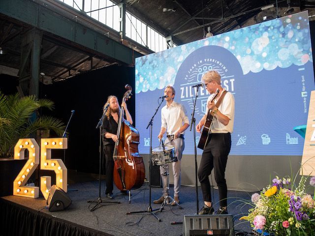 Live muziek tijdens het jubileum van Waterschap Rijn en IJssel, verzorgd door Plan X Events.