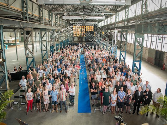 Groepsfoto tijdens het 25-jarig jubileum van Waterschap Rijn en IJssel, georganiseerd door Plan X Events.