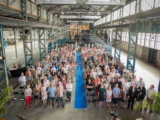 Medewerkers vieren het 25-jarig jubileum van Waterschap Rijn en IJssel, volledig georganiseerd door Plan X Events.