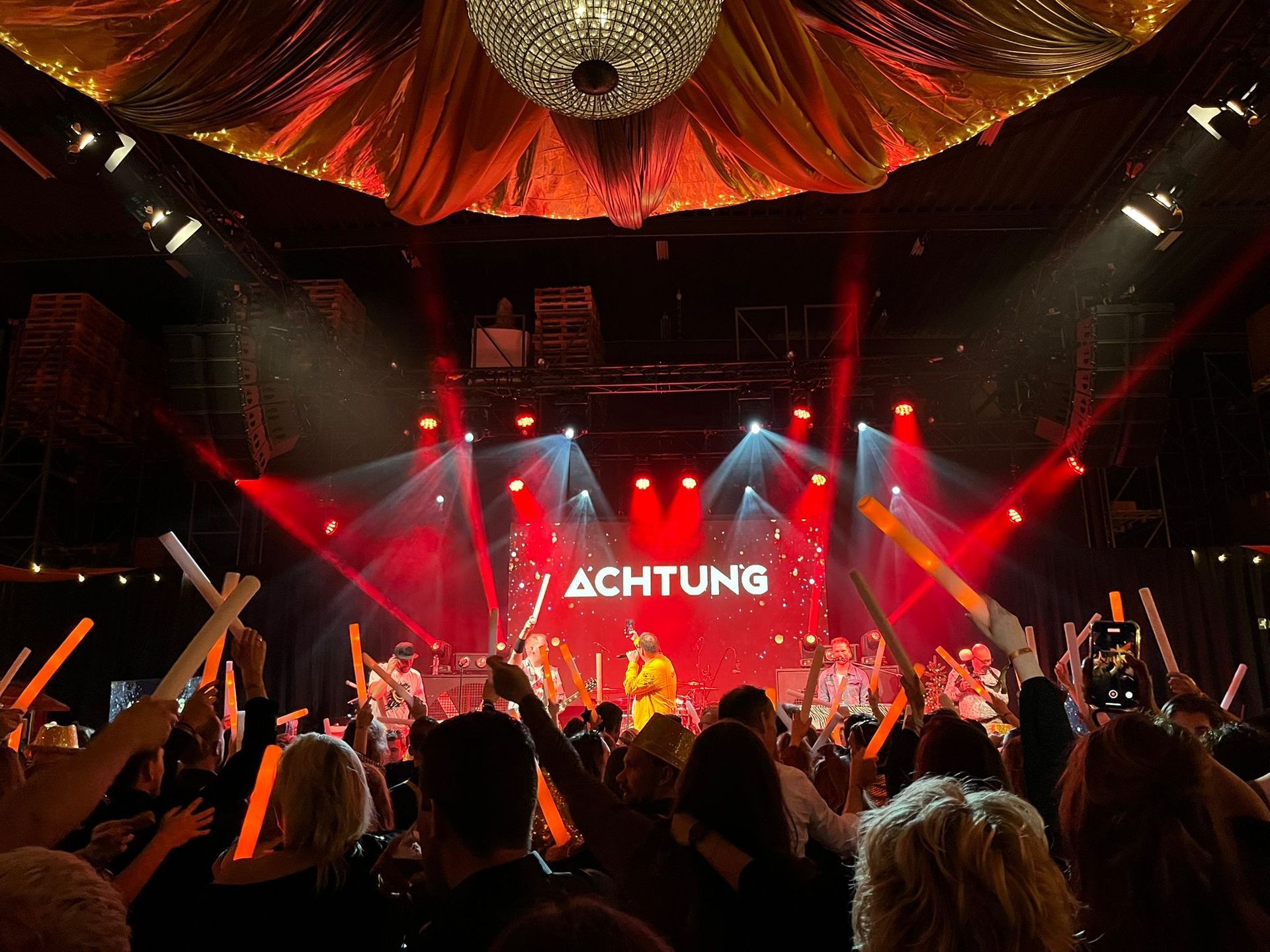 Live optreden van de band Achtung tijdens het Kaemingk eindejaarsfeest, muziek en sfeer verzorgd door Plan X Events.