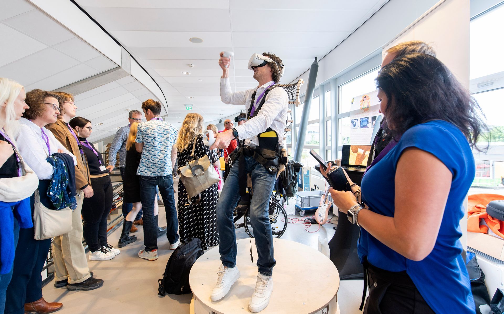 Man met VR-bril tijdens National XR Day, een interactief kennisevent georganiseerd door Plan X Events.