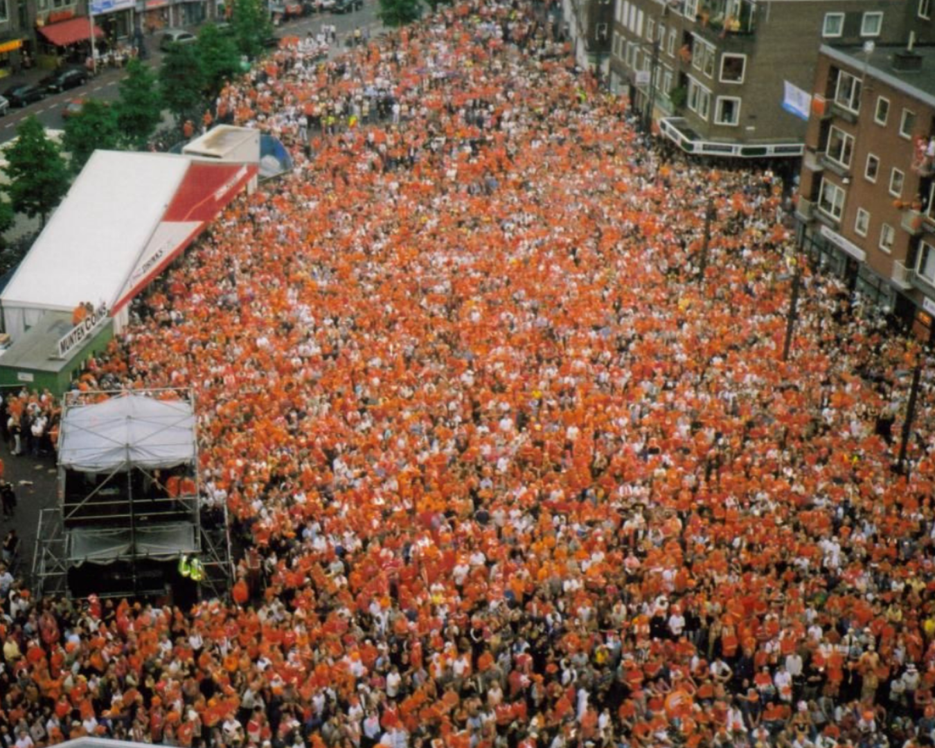 Bezoekers tijdens het Koningsdag-evenement, vrijwilligerscoördinatie door Plan X Events.