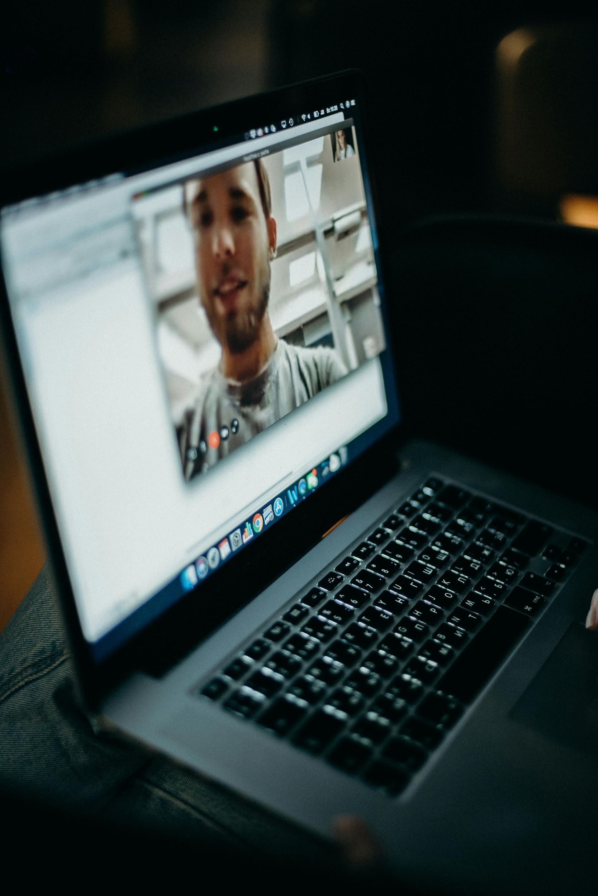 Un ordinateur portable avec une photo d'un homme sur l'écran