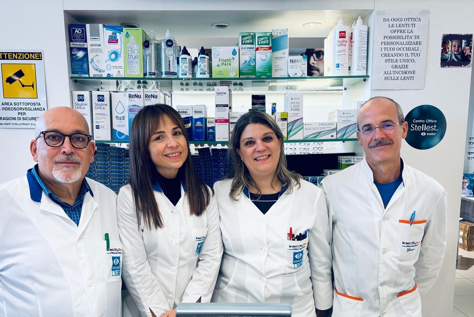Addetto alle vendita in un negozio di ottica