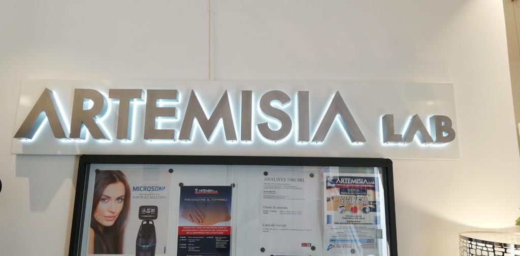 insegna luminosa a lettera singola