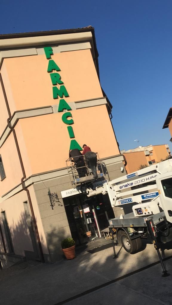 insegna luminosa a lettera singola