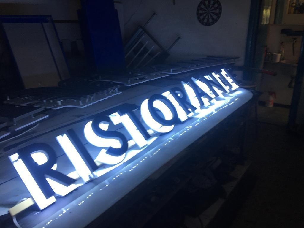 insegna luminosa a lettera singola