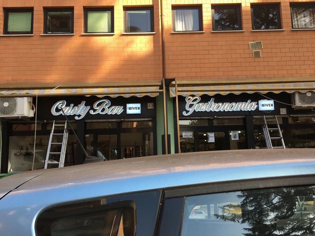 insegna luminosa a lettera singola