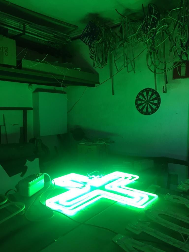 insegna luminosa a bandiera