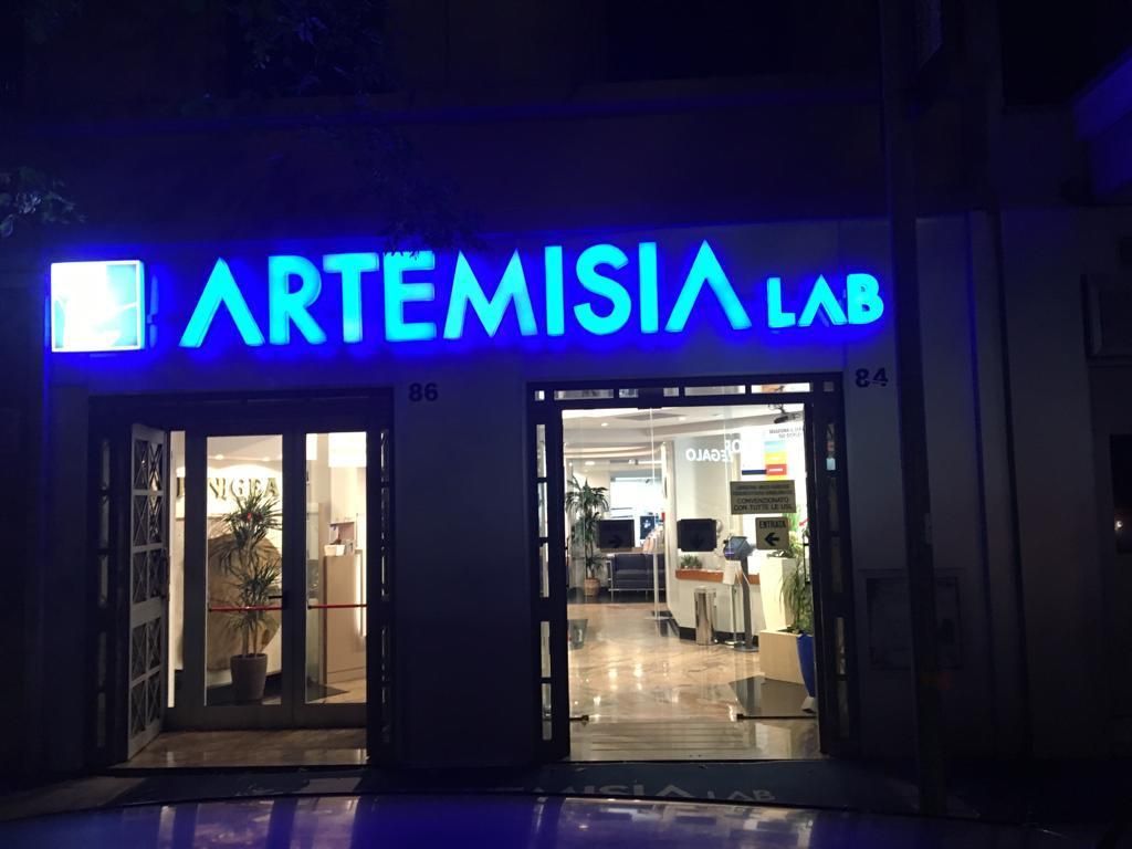insegna luminosa a lettera singola