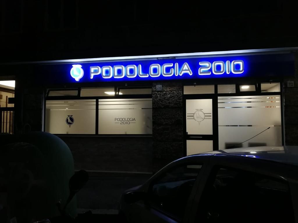 insegna luminosa a lettera singola