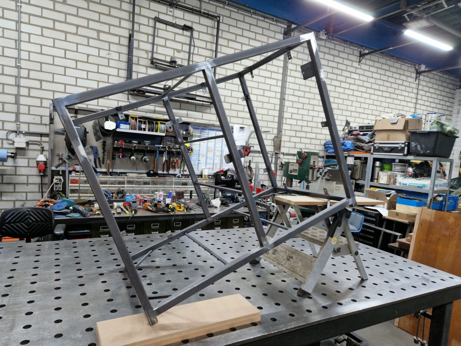 Stalen frame lassen