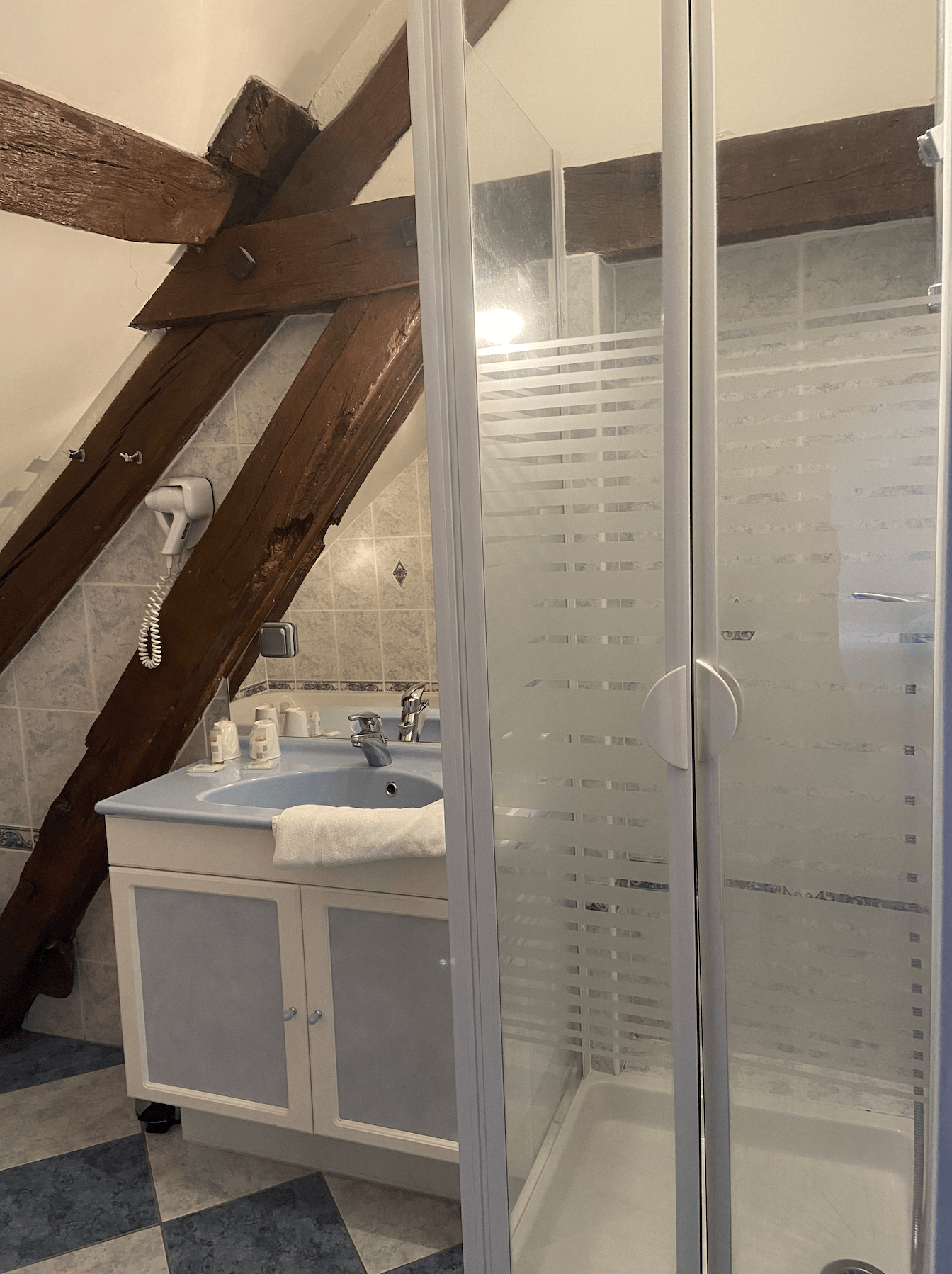 Douche d'une salle de bain avec baignoire au golf de la Carte
