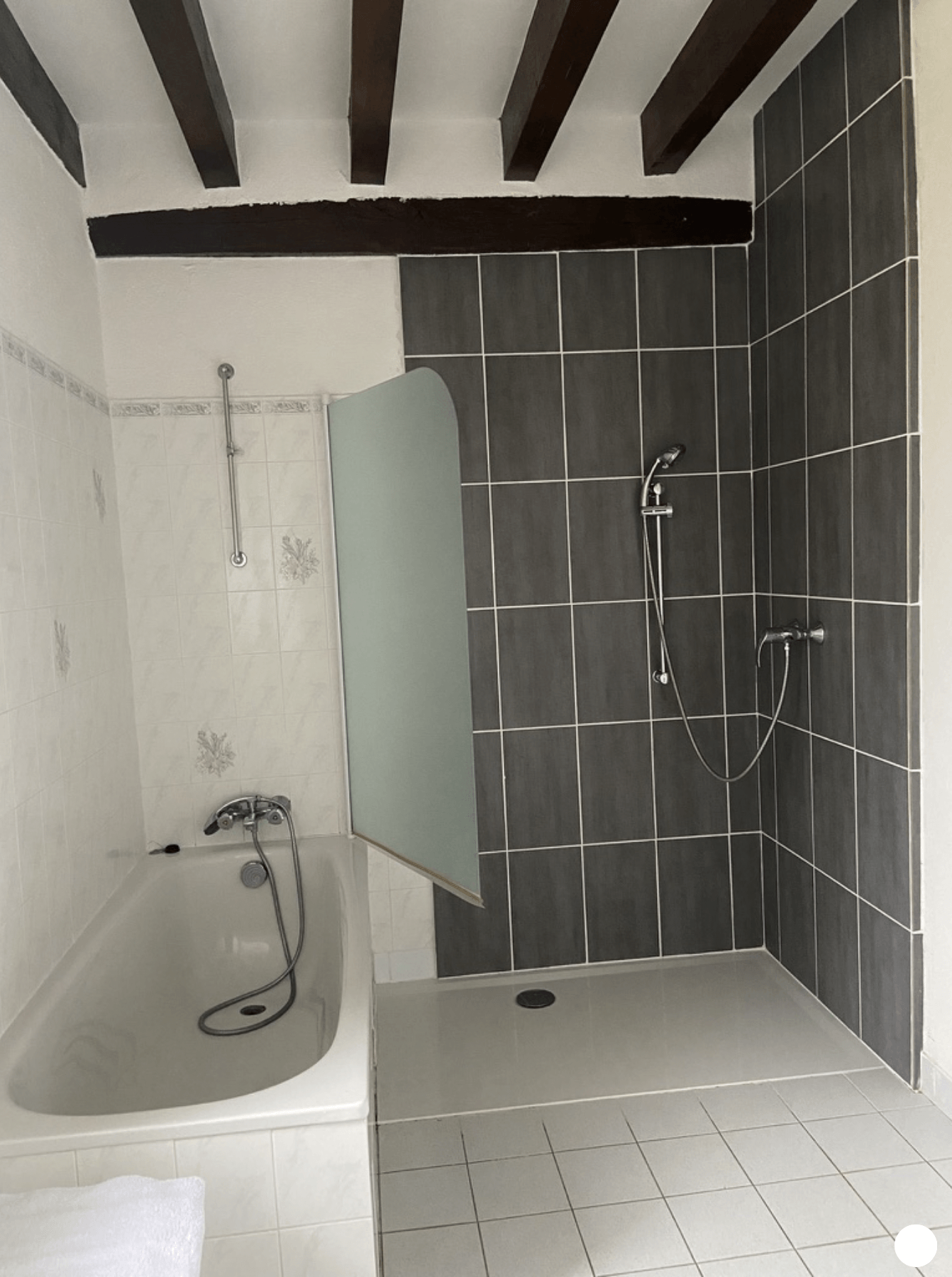 Salle de bain handicapé dans un appartement du golf de la Carte