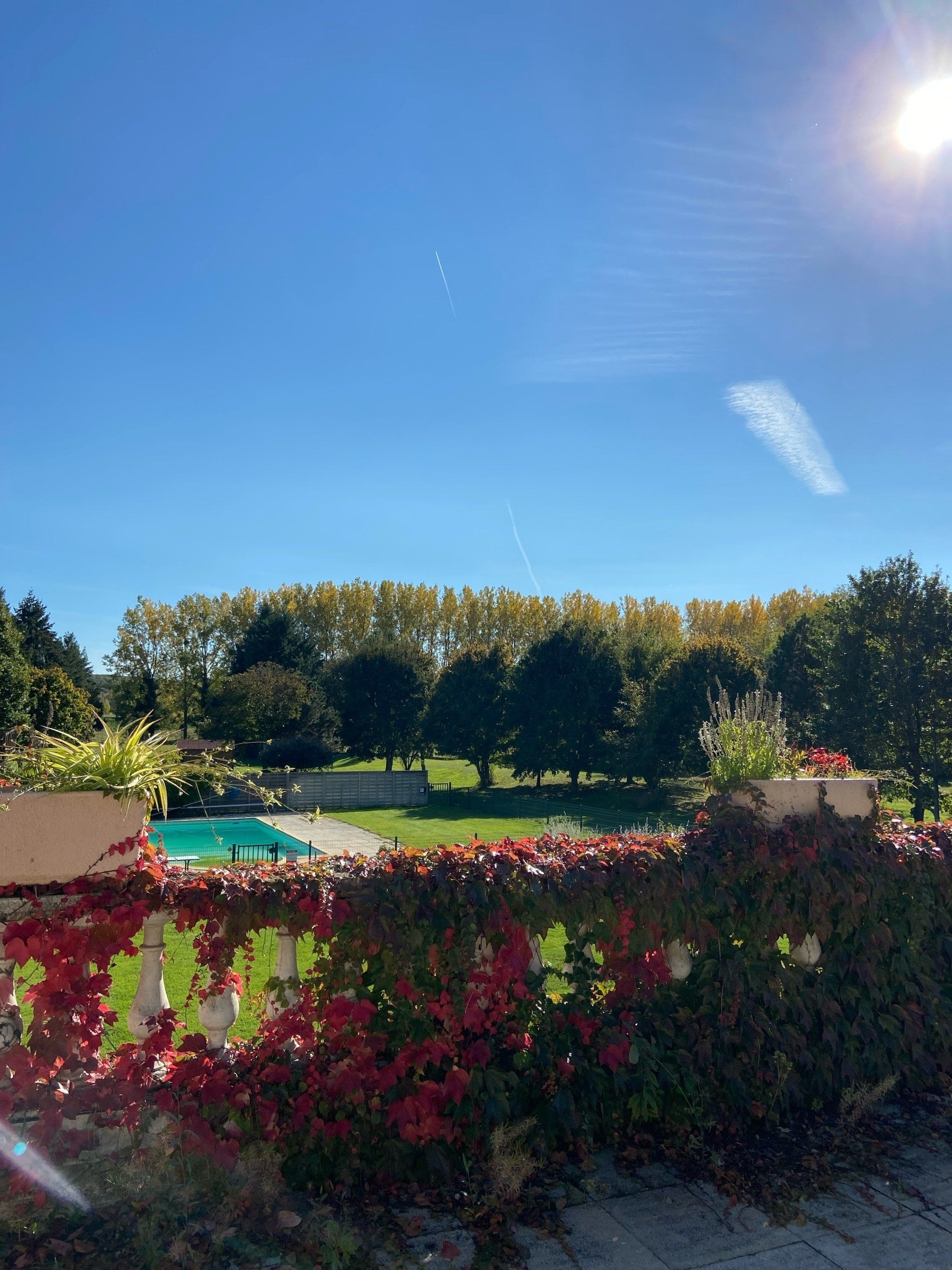 Vue sur piscine des chambres duplex, golf de la carte