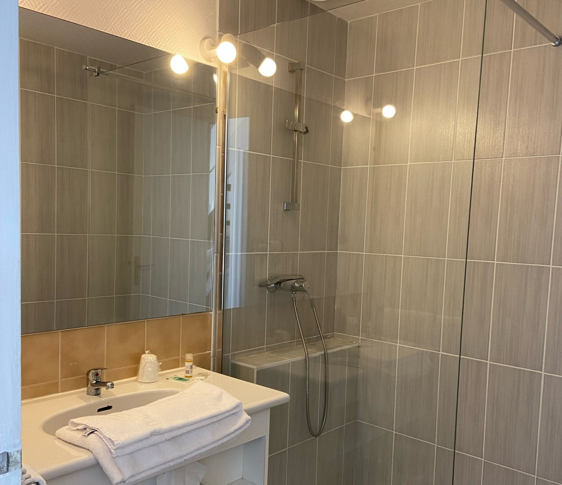 Salle de bain d'une chambre duplex au golf de la Carte
