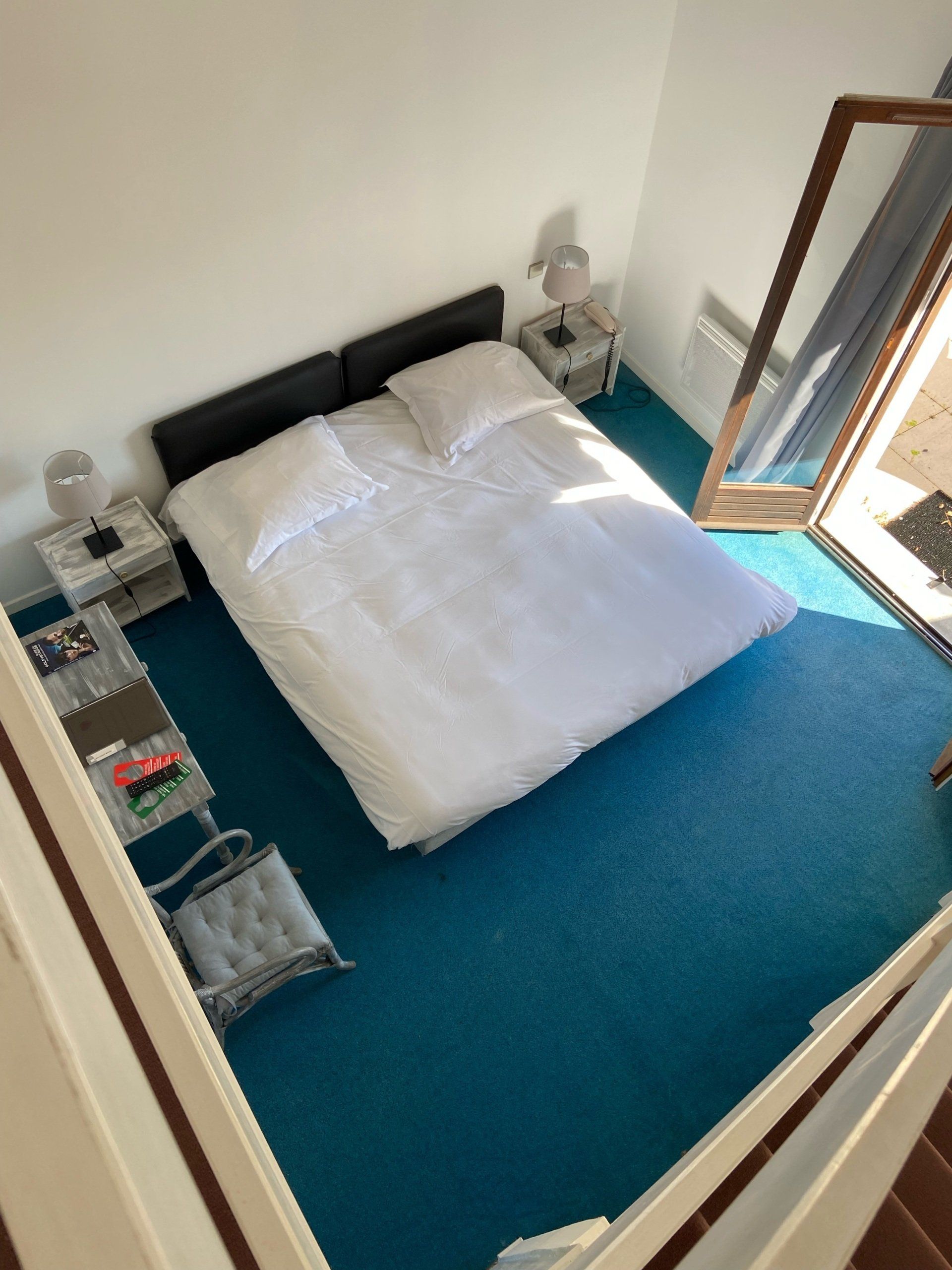 Lit double d'une chambre duplex du Domaine de la Carte
