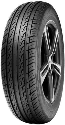 Neumático de automóvil negro montado sobre una rueda plateada y negra, vista en ángulo.