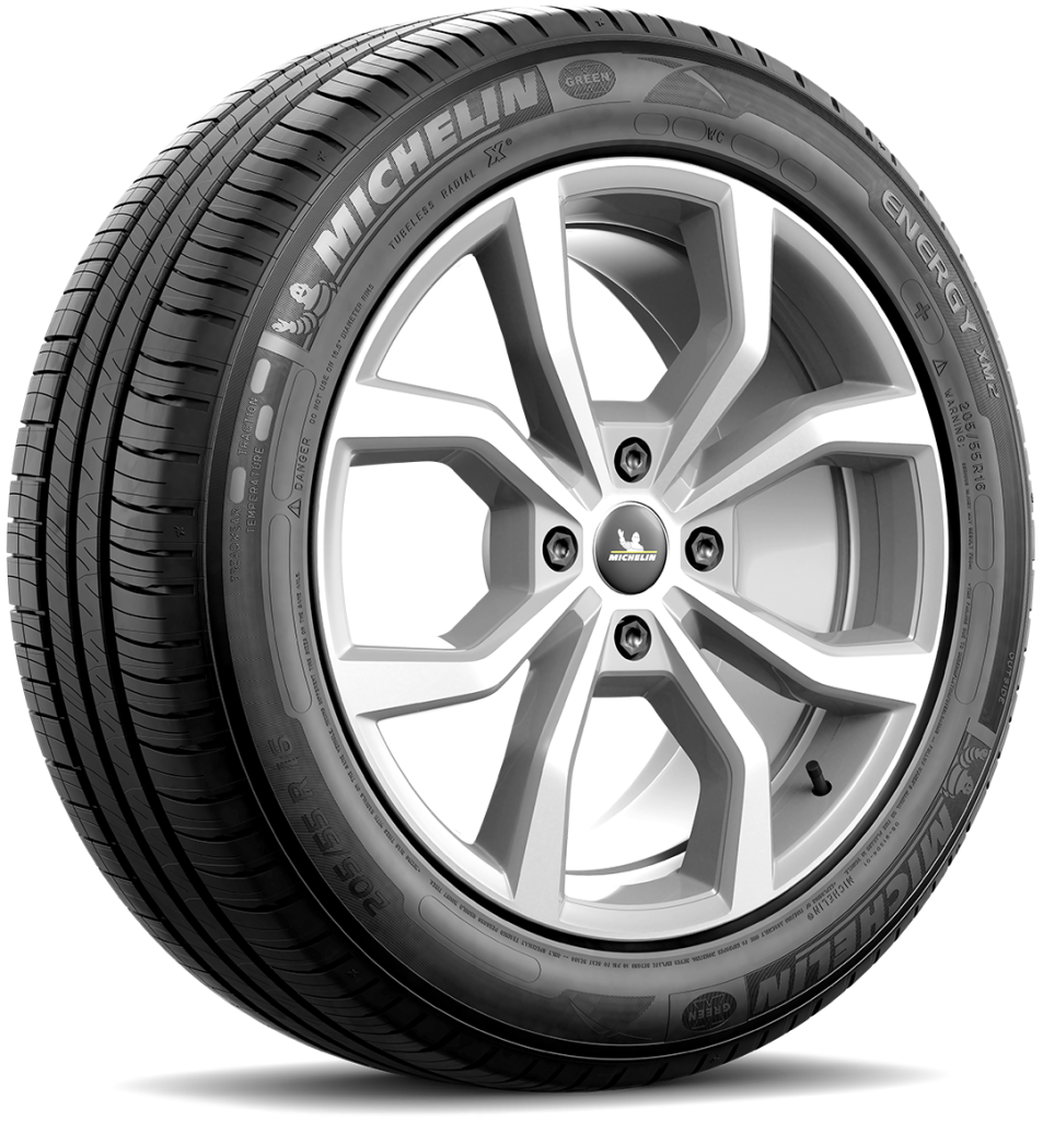 Neumático Michelin sobre una llanta de aleación plateada, vista en ángulo. Neumático negro con ranuras, nombre visible.