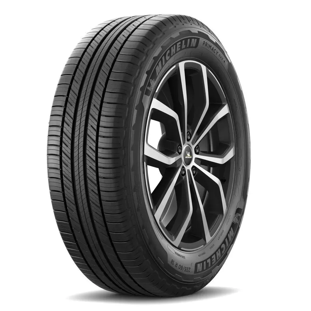 Neumático Michelin Primacy A/S montado en una llanta de aleación plateada y negra, vista en ángulo.