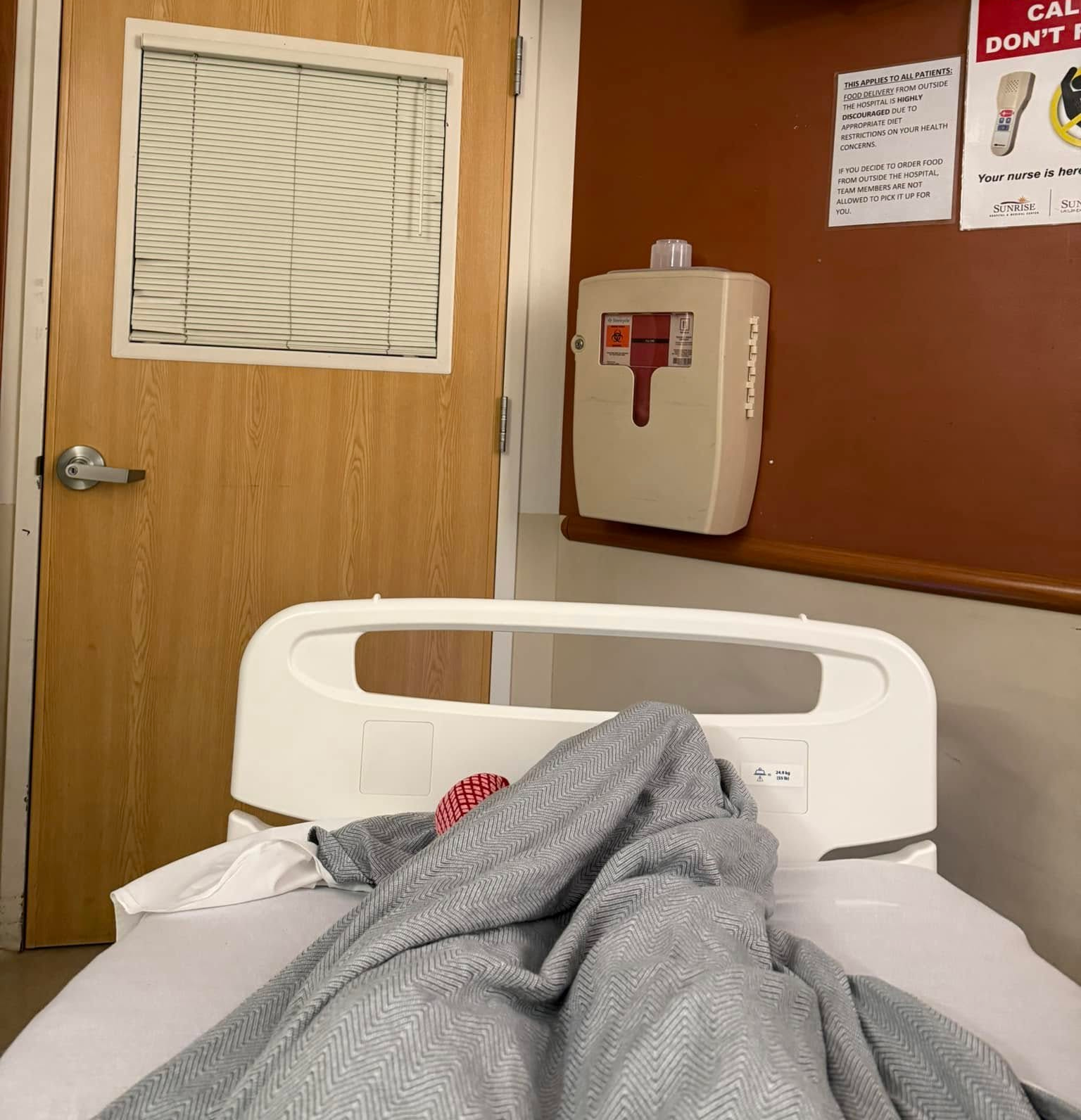 Sunrise Hospital, Patient-334, crowded, tiny patient room Sunrise Hospital, Patient-334, crowded, tiny patient room