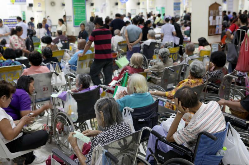 Sunrise Hospital has up to 20 patients in chairs in one room with only one bathroom and no shower
